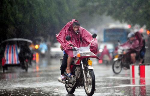 10月12日清晨,海南瓊海市民冒著狂風(fēng)暴雨出行。 新華社發(fā)(蒙鐘德 攝)
