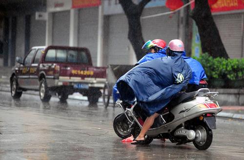 10月12日清晨,海南瓊海市民冒著狂風(fēng)暴雨出行。 新華社發(fā)(蒙鐘德 攝)