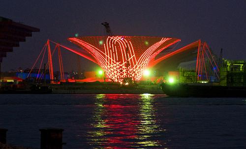 10月11日晚,上海世博園區(qū)陽光谷進行燈光調(diào)試,絢麗的燈光使陽光谷看上去像盛開的花朵。隨著10月13日上海世博會開幕倒計時200天的臨近,上海世博園區(qū)工地到處是一片熱火朝天的建設景象。各個世博場館建設已進入關鍵階段,大部分場館已初現(xiàn)雄姿。 新華社發(fā)