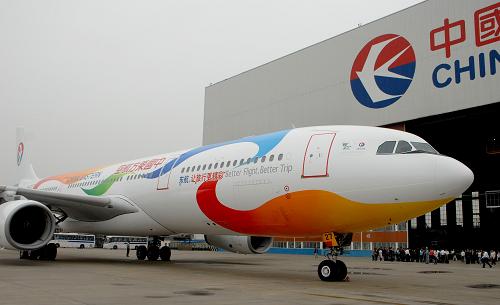 10月12日在上海虹橋機(jī)場拍攝的東航“世博志愿者號”彩繪飛機(jī)。在2010年上海世博會(huì)開幕倒計(jì)時(shí)200天來臨之際,東方航空公司在上海虹橋機(jī)場舉行“世博志愿者號”彩繪飛機(jī)揭幕儀式。據(jù)悉,這是東航為世博會(huì)提供的6架彩繪“世博號”飛機(jī)中的第3架。 新華社發(fā)(黃國慶 攝)