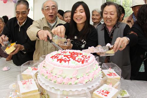 10月22日,一名大學(xué)生志愿者和社區(qū)老人一起切壽糕。當(dāng)日,天津市開(kāi)展“九九重陽(yáng)節(jié),濃濃敬老情”系列活動(dòng),來(lái)自高校和社區(qū)的志愿者為老人院和社區(qū)散居老人送壽糕、義務(wù)體檢,與老人們一起共迎重陽(yáng)佳節(jié)到來(lái)。新華社發(fā)(李想 攝)