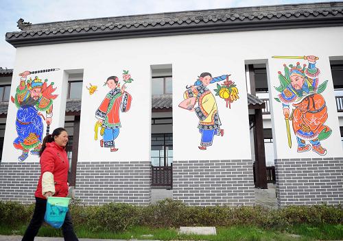 新修建的綿竹市孝德鎮(zhèn)年畫村游客接待中心門前的年畫。(11月17日攝) 新華社記者 李曉果 攝