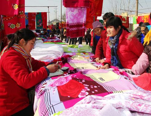 11月17日,在山東省魚(yú)臺(tái)縣清河鎮(zhèn)的農(nóng)貿(mào)市場(chǎng)上,人們利用風(fēng)雪后的晴好天氣,選購(gòu)保暖御寒衣物。連日來(lái),暴雪、冷空氣接踵而至造訪山東,持續(xù)低溫使得農(nóng)村居民紛紛到農(nóng)貿(mào)市場(chǎng)上選購(gòu)御寒衣物,山東各地農(nóng)貿(mào)市場(chǎng)上的御寒衣物呈現(xiàn)購(gòu)銷(xiāo)兩旺的態(tài)勢(shì)。新華社發(fā)(喬志宇 攝)