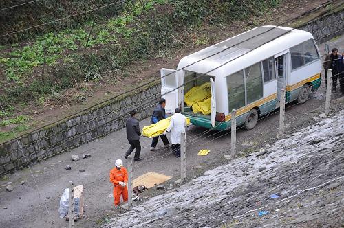 11月18日,現(xiàn)場救援人員正在將事故遇難者遺體運入車內。當日,一輛車號為滬AT7478的大客車在貴州省畢節(jié)地區(qū)大方縣境內發(fā)生翻車事故。經(jīng)初步核實,事故已造成9人死亡,38人受傷。目前傷者已送至大方縣人民醫(yī)院搶救。新華社記者 劉續(xù) 攝