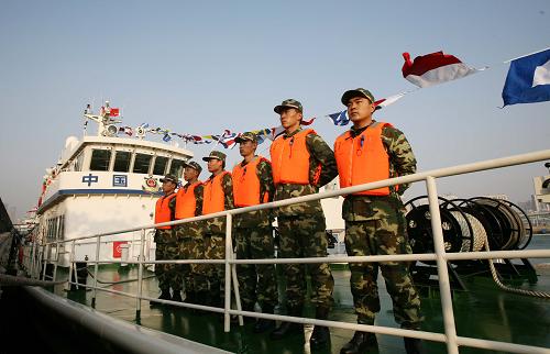 12月4日,海警官兵列隊準(zhǔn)備出航執(zhí)行巡邏任務(wù)。 新華社記者 朱崢 攝