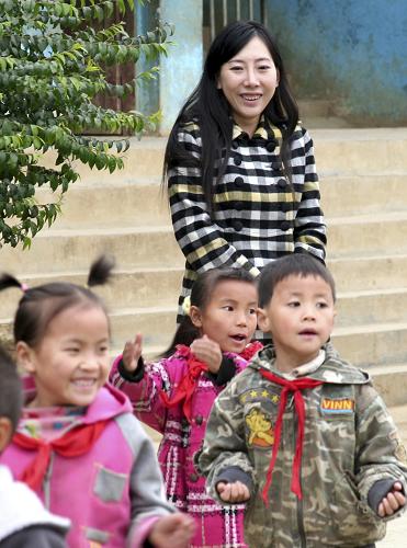 11月13日,在六盤水市六枝特區(qū)梭戛鄉(xiāng)平寨小學,彭旸看著她的學生做早操。 新華社發(fā)(黃蜀錦 攝)