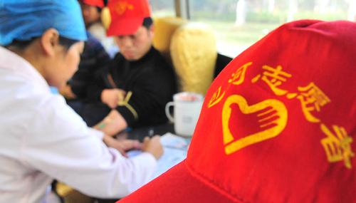 12月5日,志愿者在安徽省合肥市濱湖醫(yī)院內(nèi)獻(xiàn)血。新華社記者 郭晨 攝