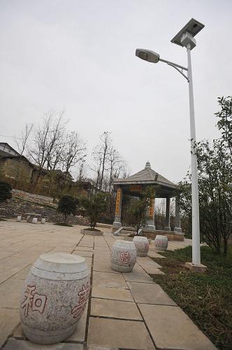 這是貴陽(yáng)市花溪區(qū)黨武鄉(xiāng)擺貢村的LED太陽(yáng)能路燈(12月4日攝)。新華社記者 歐東衢 攝