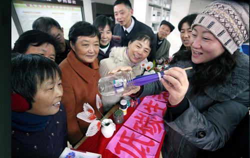 12月11日,江蘇泰州市民在“低碳生活”金點(diǎn)子征集大賽上觀看用廢牙刷制成的小刷子。當(dāng)日,江蘇省泰州市海陵區(qū)城東街道舉辦“低碳生活”金點(diǎn)子征集大賽,社區(qū)居民踴躍參加,現(xiàn)場(chǎng)提出百余節(jié)能環(huán)保、循環(huán)利用的生活小竅門,相互交流“低碳生活”的經(jīng)驗(yàn)。新華社發(fā)(顧俊 攝)