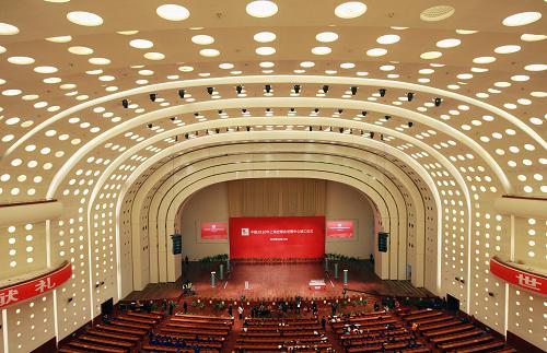 12月25日拍攝的世博中心會議大廳。當(dāng)日,上海世博會永久性建筑、“一軸四館”中的重要場館——世博中心正式竣工。世博中心是世博會期間接待國家元首級貴賓、舉辦慶典活動和會議論壇的重要場所,世博會后將轉(zhuǎn)型為具有國際一流水準(zhǔn)的高端會議中心。世博中心也是按照中國和國際標(biāo)準(zhǔn)建成的“綠色低碳”建筑,建設(shè)過程中采用了大量節(jié)能技術(shù)。新華社記者 任瓏 攝