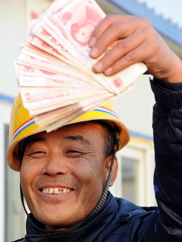 12月29日,吉林籍農(nóng)民工尚玉合拿到工資后面帶喜悅。河北省滄州市公安邊防支隊(duì)所屬各邊防派出所民警近日深入用工單位調(diào)查了解,協(xié)調(diào)用人單位及時(shí)為農(nóng)民工發(fā)放工資,取得了良好的效果。該市渤海新區(qū)大型企業(yè)69家沒(méi)有發(fā)生一起拖欠農(nóng)民工工資事件。新華社記者 楊世堯 攝