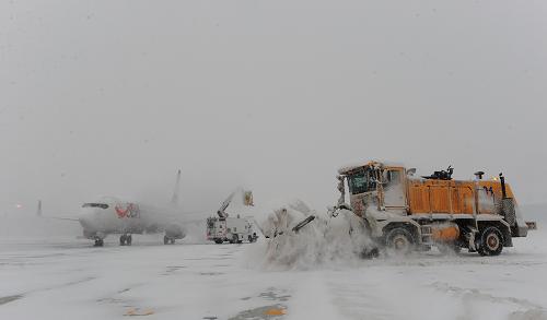 1月3日,北京首都機(jī)場(chǎng)出動(dòng)推雪車進(jìn)行除雪作業(yè)。 新華社發(fā)(馬儒壯 攝)