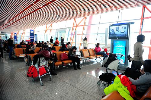 1月3日,旅客在北京首都機(jī)場(chǎng)候機(jī)。當(dāng)日,北京普降中到大雪。降雪造成首都機(jī)場(chǎng)部分出港航班延誤。 新華社發(fā)(馬儒壯 攝)