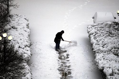 1月4日,煙臺(tái)市民在清掃積雪。當(dāng)日,山東省煙臺(tái)市出現(xiàn)低溫大雪天氣,并伴有大風(fēng),路面積雪結(jié)冰嚴(yán)重。當(dāng)?shù)貧庀蟛块T(mén)發(fā)布道路結(jié)冰橙色預(yù)警信號(hào),暴雪藍(lán)色預(yù)警升級(jí)為黃色預(yù)警,同時(shí)繼續(xù)發(fā)布寒潮藍(lán)色預(yù)警信號(hào)。 新華社發(fā)(初陽(yáng) 攝)