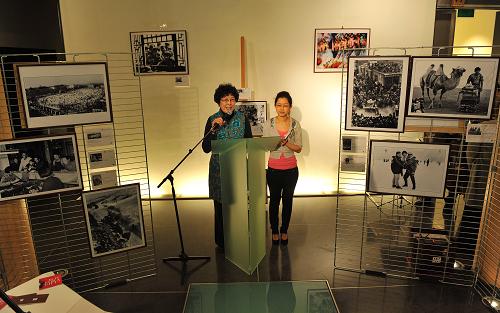 1月7日,在比利時(shí)首都布魯塞爾,展覽策展人陳小波(左)在《中國:從50年代到現(xiàn)在》新聞攝影圖片展開幕式上致辭。 新華社記者 武巍 攝