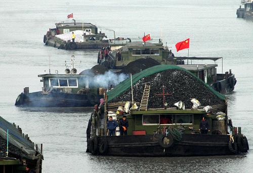 1月9日,滿載電煤的運(yùn)輸船通過京杭大運(yùn)河江蘇揚(yáng)州段南下。 新華社發(fā)(張丙濤 攝)
