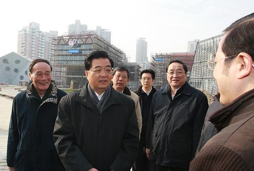 這是胡錦濤在上海世博園考察正在施工的建筑,詳細(xì)了解工程建設(shè)和布展工作進(jìn)度。新華社記者 鞠鵬 攝