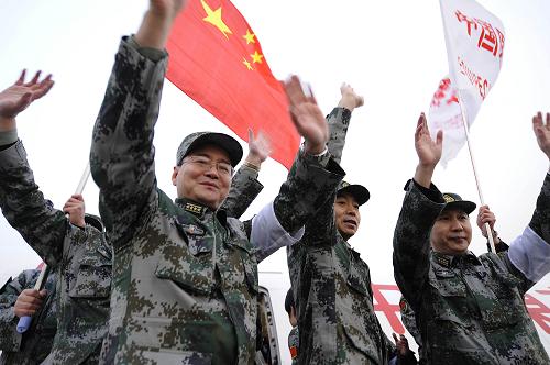 1月24日,中國(guó)醫(yī)療防疫救護(hù)隊(duì)成員在北京首都機(jī)場(chǎng)登機(jī)前揮手致意。新華社記者 吳曉凌 攝