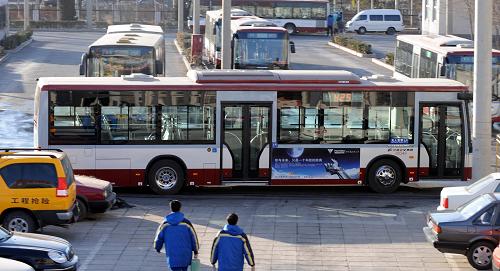 油電混合動力車外觀與普通公交車無異,但是每百公里油耗與同級別的柴油公交車相比降低20%以上。(1月25日攝)新華社記者 李文 攝