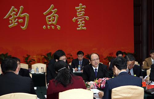 1月26日,海協(xié)會常務(wù)副會長鄭立中、臺灣海基會副董事長兼秘書長高孔廉分別率團,在北京舉行兩岸商簽經(jīng)濟合作框架協(xié)議第一次兩會專家工作商談。新華社記者 高學(xué)余 攝