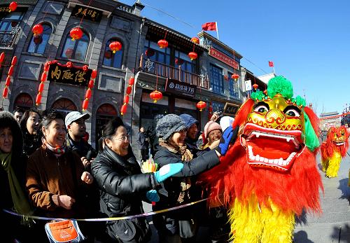 1月31日,“獅子玩偶”在前門步行街與游客互動(dòng)。當(dāng)日,2010年北京春節(jié)系列文化活動(dòng)正式啟動(dòng)。本次活動(dòng)持續(xù)1個(gè)多月,將開展160多項(xiàng)文化活動(dòng)和萬余場(chǎng)群眾性演出,讓北京市民在春節(jié)前后享受文化盛宴。新華社記者 羅曉光 攝