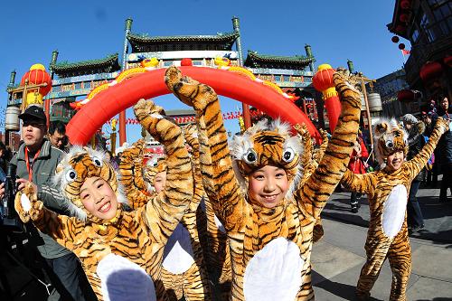 1月31日,一隊(duì)由小朋友扮演的“小老虎”在前門步行街進(jìn)行踩街表演。新華社記者 羅曉光 攝