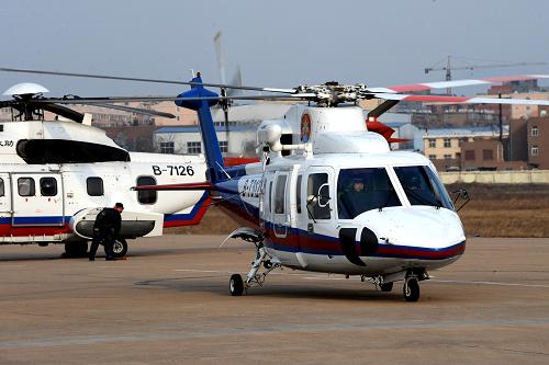 1月31日,S76C+中型救助直升機(右)和EC225大型救助直升機降落在青島某機場。新華社記者 李紫恒 攝