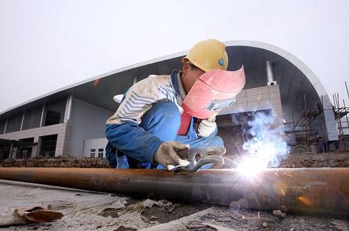 一名工人在綿竹市汽車客運(yùn)中心建筑工地施工(1月30日攝)。自2008年8月江蘇省蘇州市對(duì)口支援地震災(zāi)區(qū)綿竹市孝德、東北、土門、廣濟(jì)、齊天和興隆6個(gè)鎮(zhèn)以來,蘇州市承建的103個(gè)項(xiàng)目中已交付63個(gè),其余項(xiàng)目除一項(xiàng)情況特殊外也即將全面交付,提前實(shí)現(xiàn)“三年援建任務(wù),兩年基本完成”的目標(biāo)。新華社記者 陳建力 攝