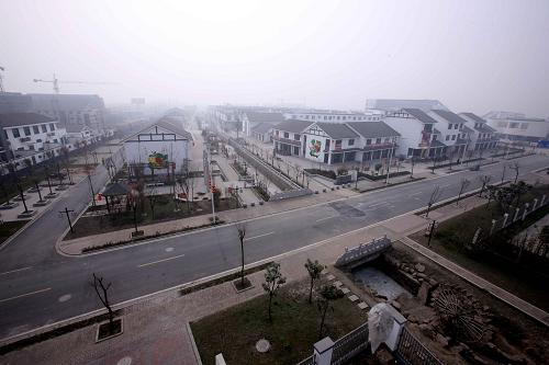 這是已竣工并將全面營(yíng)業(yè)的蘇州援建的商業(yè)生活區(qū)——綿竹市蘇州水街外景(1月31日攝)。新華社記者 陳建力 攝