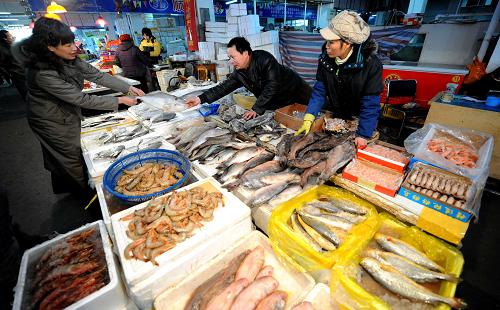 2月2日,一位顧客(左)在天津一家農(nóng)副水產(chǎn)食品城選購冷凍海產(chǎn)品。目前,渤海海冰冰情對天津市海產(chǎn)品市場供應造成一定影響,天津有關(guān)部門及時采取措施,積極組織南方海鮮貨源,彌補渤海冬季海洋捕撈減少造成的市場空缺。目前,天津海產(chǎn)品冷藏基地冷藏儲量已近10萬噸,市場貨源充足,基本可以滿足市民餐桌的日常供應。新華社記者 劉海峰 攝