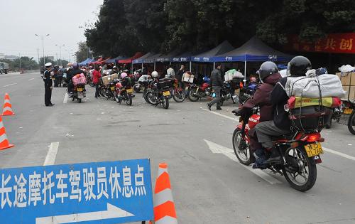 2月3日,一批騎摩托車(chē)返鄉(xiāng)過(guò)年的廣西農(nóng)民工在廣東封開(kāi)縣長(zhǎng)崗收費(fèi)站休息后繼續(xù)踏上返鄉(xiāng)行程。 封開(kāi)縣是321國(guó)道從廣東進(jìn)入廣西的第一站,是廣西籍農(nóng)民工駕摩托車(chē)返鄉(xiāng)的必經(jīng)之路。截止到2月3日上午10時(shí),春運(yùn)以來(lái)通過(guò)該縣境內(nèi)的返鄉(xiāng)摩托車(chē)已超過(guò)3.5萬(wàn)輛(次)。據(jù)初步估計(jì),今年春運(yùn)期間,通過(guò)該縣返鄉(xiāng)和返回珠三角的摩托車(chē)將超過(guò)13萬(wàn)輛(次)。新華社發(fā)(韋石明 攝)