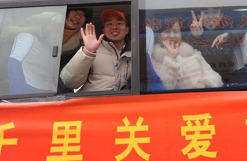 2月5日,河南信陽籍農(nóng)民工在鄭州人民會(huì)堂免費(fèi)乘車回家。 新華社記者 趙鵬 攝