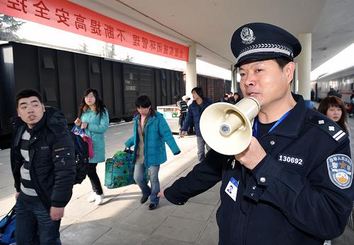 烏魯木齊鐵路公安處乘警支隊北京隊乘警高光偉在提醒旅客注意安全(2月2日攝)。烏魯木齊鐵路公安處乘警支隊北京隊是一個連續(xù)14年被團中央授予“青年文明號”的先進集體。每到暑運、拾花工進疆,或是春運的時候,這個集體的每一位乘警都會保持高昂的工作狀態(tài),下車廂為旅客發(fā)放宣傳單,逐車廂檢查消防重點部位,查驗旅客身份證,隨時提示旅客保管好手機及貴重物品。十幾年來,北京隊乘警的辛勤工作得到了旅客的贊許,被旅客們親切地譽為“乘警110”。新華社記者 趙戈 攝