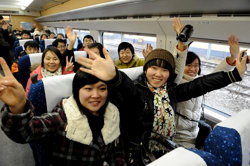2月6日,旅客在鄭州開往西安G2003次“和諧號(hào)”動(dòng)車組列車上向記者招手致意。當(dāng)日,中國(guó)中西部第一條高速鐵路鄭州至西安高速鐵路正式投入運(yùn)營(yíng)。鄭州至西安高速鐵路全長(zhǎng)505公里,列車運(yùn)營(yíng)時(shí)速350公里,開通后列車直達(dá)最短時(shí)間由6個(gè)多小時(shí)縮短至2小時(shí)以內(nèi)。新華社記者 朱祥 攝