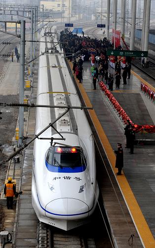 2月6日,鄭州開往西安的G2003次“和諧號(hào)”動(dòng)車組列車從鄭州火車站開出。新華社記者 朱祥 攝