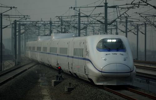 一列試運(yùn)行的“和諧號(hào)”動(dòng)車組列車行駛在鄭州至西安高速鐵路陜西華陰段(2月4日攝)。新華社記者 丁海濤 攝