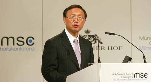 2月5日,中國外交部長楊潔篪在德國舉行的第46屆慕尼黑安全政策會議上發(fā)言,就當前世界和平與安全等重大問題闡述中方立場和主張。當天,為期3天的第46屆慕尼黑安全政策會議在慕尼黑巴伐利亞莊園酒店開幕。來自全球大約50個國家的300多位政府首腦、國防部長、外長和高級安全官員將就資源安全和全球力量轉移、軍控與核不擴散、中東安全和穩(wěn)定、伊朗核問題、北約新戰(zhàn)略和阿富汗問題展開討論。新華社/路透