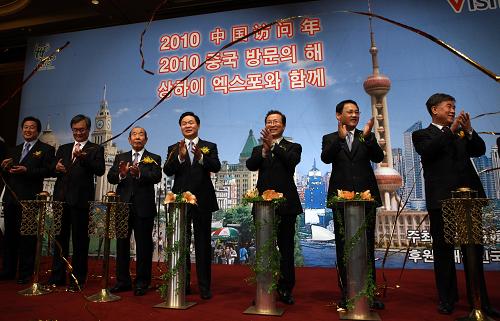 2月8日,在韓國首爾舉行的2010中國訪問年暨上海世博會全球百城推廣活動啟動儀式上,嘉賓鼓掌慶祝。當(dāng)日,2010中國訪問年暨上海世博會全球百城推廣活動啟動儀式在首爾舉行。中國駐韓國大使程永華及中韓各界人士共800余人參加。新華社記者 何璐璐 攝