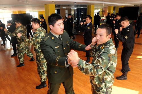 2月8日,青島市紅島邊防派出所的警官在對(duì)安保人員進(jìn)行軍體拳培訓(xùn)。隨著春節(jié)的臨近,青島市城陽(yáng)公安邊防大隊(duì)組織轄區(qū)部分工廠(chǎng)、娛樂(lè)場(chǎng)所、物業(yè)管理等單位的安保人員,分別進(jìn)行突發(fā)事件協(xié)同處置、火災(zāi)前期撲救、安全監(jiān)控聯(lián)動(dòng)等節(jié)日安全專(zhuān)項(xiàng)培訓(xùn),提高安保人員的防范意識(shí)和技能,確保春節(jié)期間的安全。新華社記者 李紫恒 攝