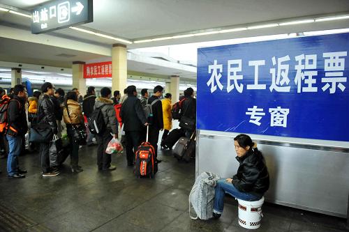 旅客在長(zhǎng)沙火車(chē)站站臺(tái)農(nóng)民工返程票專窗排隊(duì)購(gòu)買(mǎi)返程票(2月9日攝)。據(jù)了解,為方便旅客出行,廣鐵集團(tuán)今年在長(zhǎng)沙、株洲等10個(gè)車(chē)站開(kāi)設(shè)農(nóng)民工返程票專窗,開(kāi)展提前預(yù)購(gòu)返程票業(yè)務(wù)。廣東返湘旅客下車(chē)后憑當(dāng)日到達(dá)火車(chē)票和身份證,不出站就能買(mǎi)到節(jié)后返程車(chē)票。新華社記者 羅曉光 攝