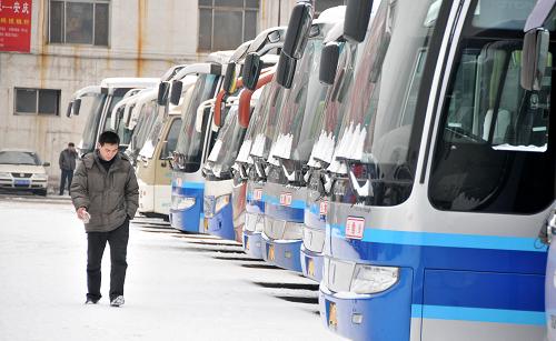 2月10日,在太原市建南汽車站,一位司機(jī)從停運(yùn)的長(zhǎng)途車前走過(guò)。新華社記者 武敵 攝