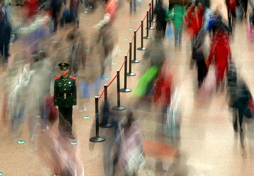 2月10日,一位武警戰(zhàn)士在北京西站內(nèi)執(zhí)勤。當(dāng)日,北京西站客流達(dá)到節(jié)前春運(yùn)高峰頂點(diǎn),預(yù)計(jì)上下車人數(shù)將突破37萬人次。記者從北京西站了解到,北京西站10日加開臨客列車34列,全天開行旅客列車161列,比去年同期增加8列,運(yùn)輸能力增加13000多個(gè)席位,全天上下車人數(shù)37萬人次,其中上車人數(shù)突破25萬人次大關(guān)。新華社記者 公磊 攝