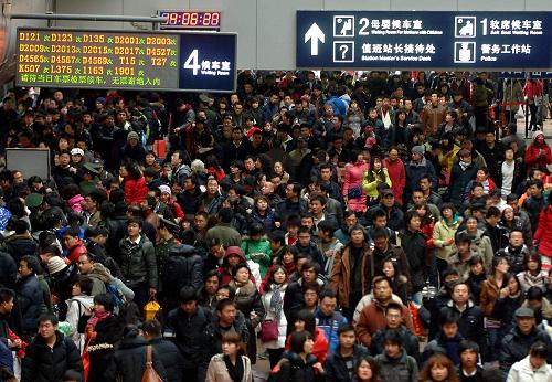 2月10日,旅客在北京西站內(nèi)準(zhǔn)備乘車。新華社記者 公磊 攝