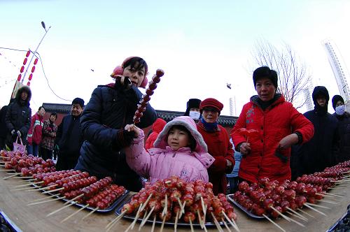 2月15日,一位小女孩在廟會(huì)上的一個(gè)糖葫蘆攤位前挑選糖葫蘆。新華社記者 姚劍鋒 攝