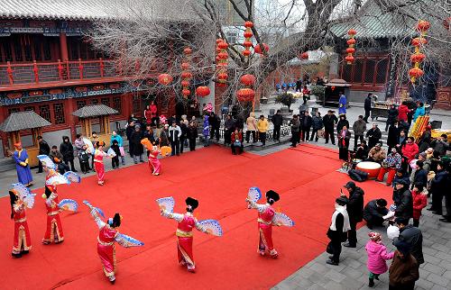 2月15日,演員們?cè)卩嵵荽汗?jié)文化廟會(huì)上表演舞蹈。春節(jié)期間,鄭州城隍廟舉辦了以民俗表演、民間工藝品展示為主要內(nèi)容的春節(jié)文化廟會(huì),游客和市民在觀賞傳統(tǒng)“絕活兒”、選購(gòu)民間“玩意兒”的同時(shí)增長(zhǎng)民俗文化知識(shí)。新華社記者 王頌 攝