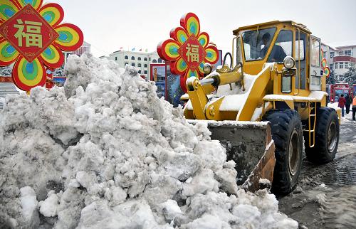 3月1日清晨,山東省乳山市投入大型除雪機械上街清除積雪,確保道路安全暢通。2月28日晚起,虎年第一場大雪降臨山東省乳山市,乳山市發(fā)布了道路結冰紅色預警信號。3月1日,乳山市環(huán)衛(wèi)工人和近2萬名市民走上街頭,清除積雪,保暢通、保安全。據悉,魯西北、魯中和半島北部地區(qū)等山東大部分地區(qū)28日上午開始出現雨夾雪、中雪或大雪天氣,受雨雪天氣影響山東大部分高速公路關閉,機場部分航班取消或延誤。 新華社發(fā)(劉國賢 攝)