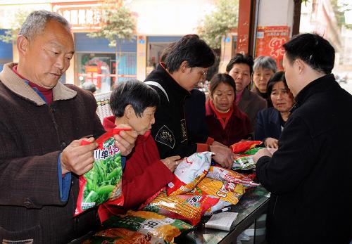3月1日,四川省南充市農(nóng)民在農(nóng)資市場選購用于大春生產(chǎn)的糧食種子。新華社發(fā)(成潮生 攝)