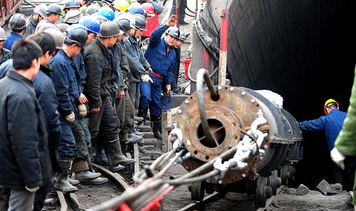 3月3日,救援人員正在將大功率抽水泵運(yùn)往井下。新華社記者 任軍川 攝