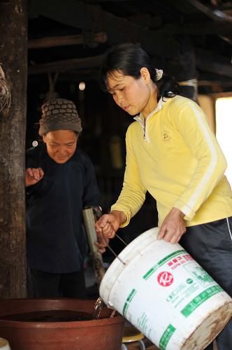 3月2日,廣西靖西縣吞盤鄉(xiāng)必樣村村民將抗旱服務(wù)隊送來的清水倒進(jìn)水缸中。 新華社發(fā)(趙京武 攝)