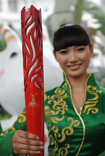 3月3日,禮儀小姐手持廣州亞運(yùn)會火炬“潮流”。當(dāng)日,廣州亞組委正式對外發(fā)布2010亞運(yùn)會火炬形象“潮流”及火炬?zhèn)鬟f路線?;鹁?#8220;潮流”以水的和諧與火的激情交相凝聚為理念,整體造型剔透玲瓏,融匯著木棉火紅的英雄氣與珠江壯闊的嶺南情。同時(shí),經(jīng)過策劃團(tuán)隊(duì)的反復(fù)調(diào)研、論證,亞組委最后公布第16屆亞運(yùn)會火炬?zhèn)鬟f將在廣東省內(nèi)21個(gè)地級以上城市舉行。新華社記者 盧漢欣 攝